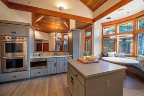 Mikrobølgeovn, ovn, kokeplater og oppvaskmaskin