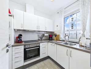 Jääkaappi, mikroaaltouuni, uuni, astianpesukone