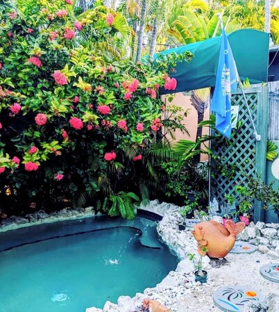 Treehouse Condo 2nd Floor Balcony sleeps 6 free parking