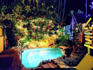 Utendørsbasseng og et oppvarmet basseng