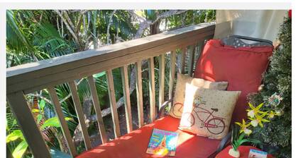 Treehouse Condo 2nd Floor Balcony sleeps 6 free parking