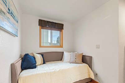 Downtown CDA Easy Walk to Beach and Tubbs Hill W/ BBQ and Patio