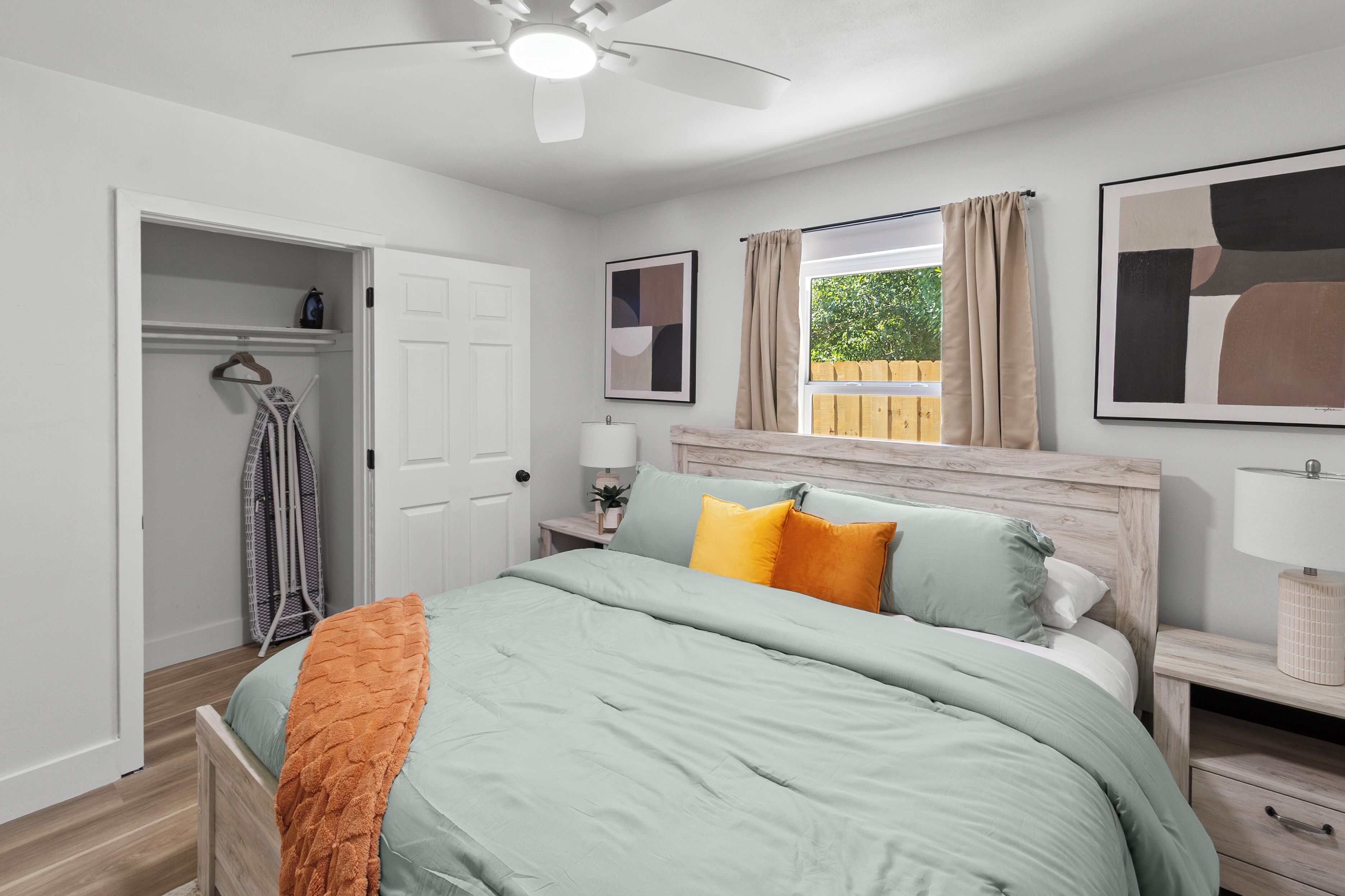 2 soverom, skrivebord, strykejern/-brett og wi-fi (inkludert)