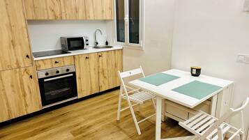 Frigorífico, microondas, horno y placa de cocina