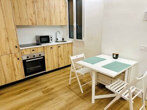 Kylskåp, mikrovågsugn, ugn och spishäll