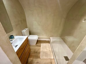 Dusch, hårtork, handdukar och tvål