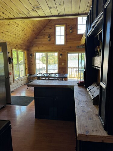 Charming 2-bedroom cabin in Portage Lake