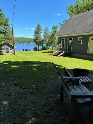 Terrace/patio - Charming 2-bedroom cabin in Portage Lake (Portage Lake)