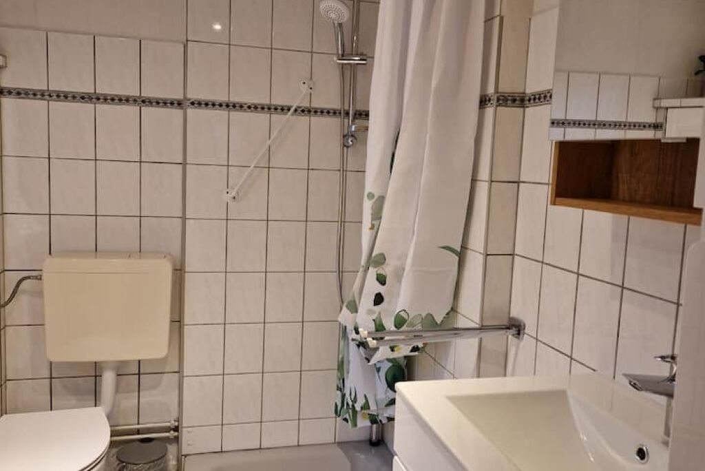 Dusche, Haartrockner, Handtücher, Toilettenpapier