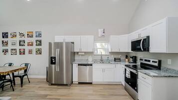 Micro-ondes, four, plaque de cuisson, lave-vaisselle