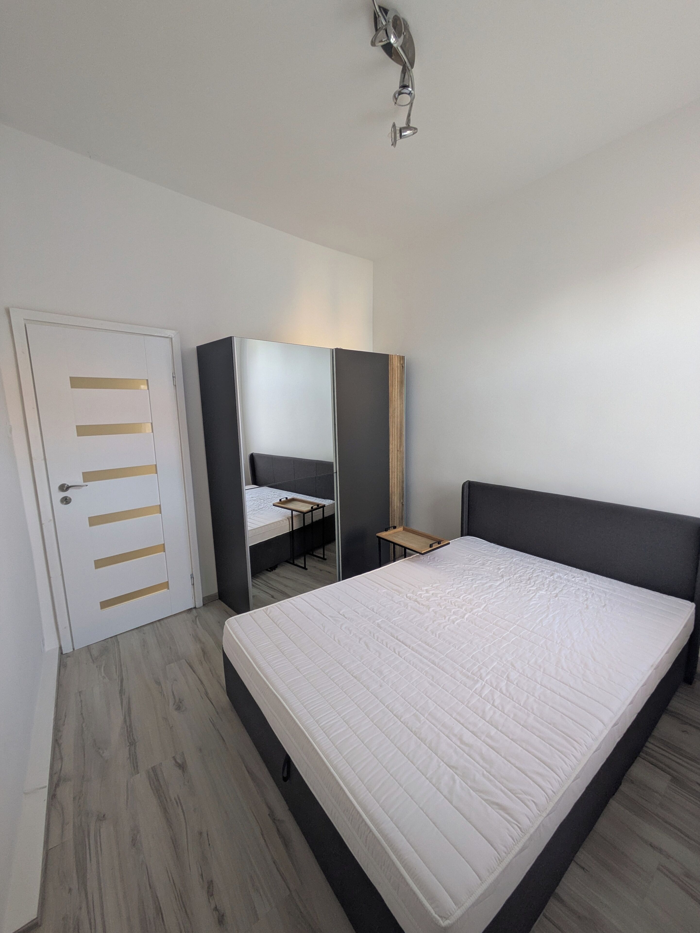 1 habitación, tabla de planchar con plancha y wifi 