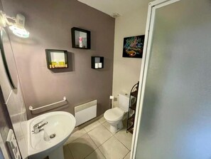 Classic Room, Patio, Garden View | Bathroom | Hair dryer, towels, soap, toilet paper - Mas des Olivettes Estingoy Georges  (Montauriol)