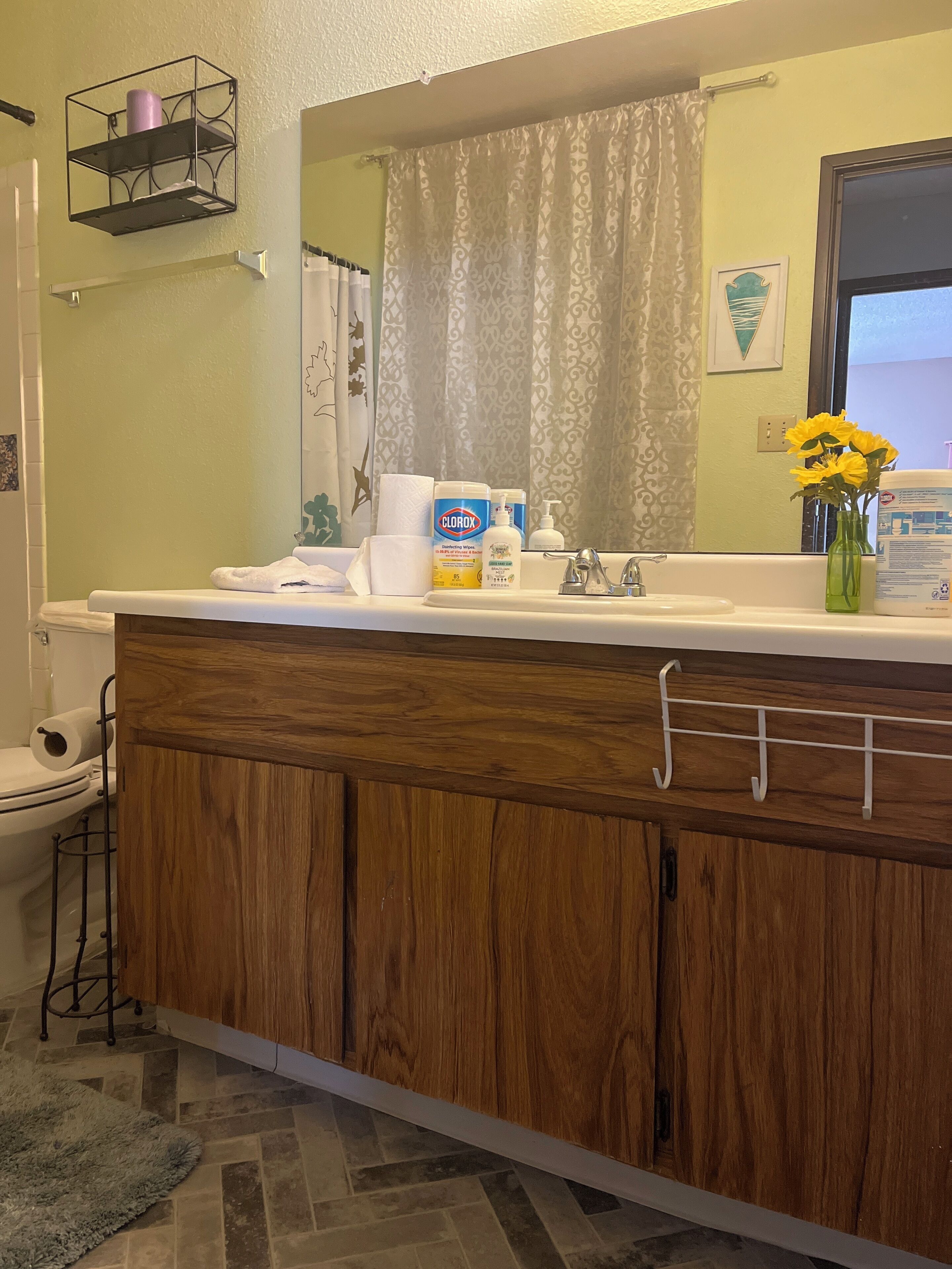 Een haardroger, handdoeken, shampoo, toiletpapier