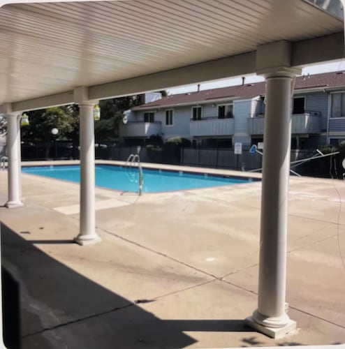 2 comfort bedroom with private bath & kitchen by Reno airport ,close ski & hike