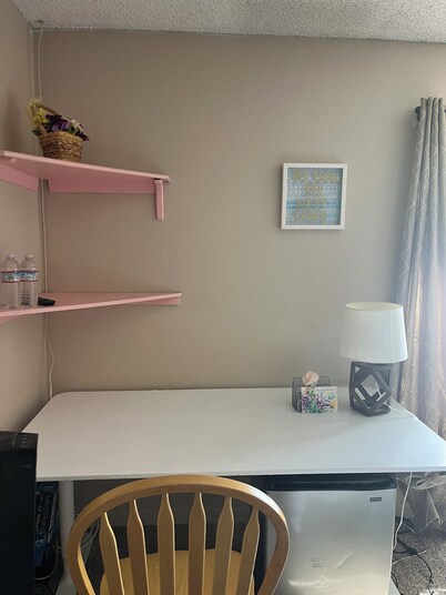 1 comfort bedroom shared bathroom & kitchen apartment by Reno airport