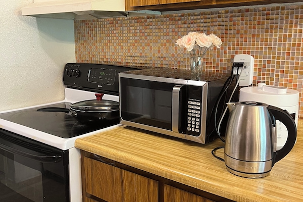 Réfrigérateur, micro-ondes, four, plaque de cuisson