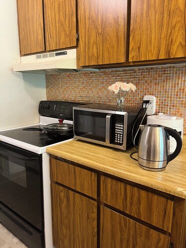 1 comfort bedroom shared bathroom & kitchen apartment by Reno airport