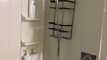 Haartrockner, Handtücher, Shampoo, Toilettenpapier