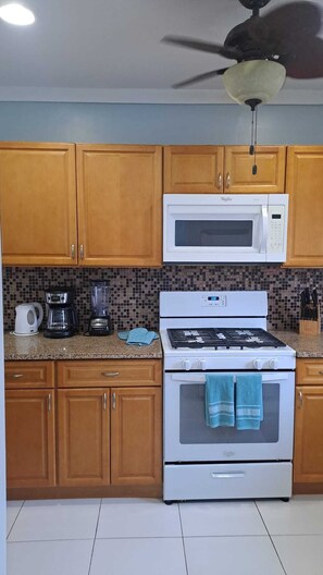 Coffee/tea maker, fridge, microwave, oven