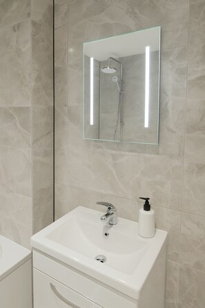 Secadora de cabello, toallas, jabón, papel de baño