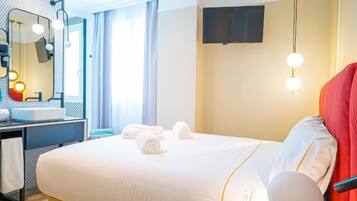 2 bedrooms, desk, iron/ironing board, travel crib