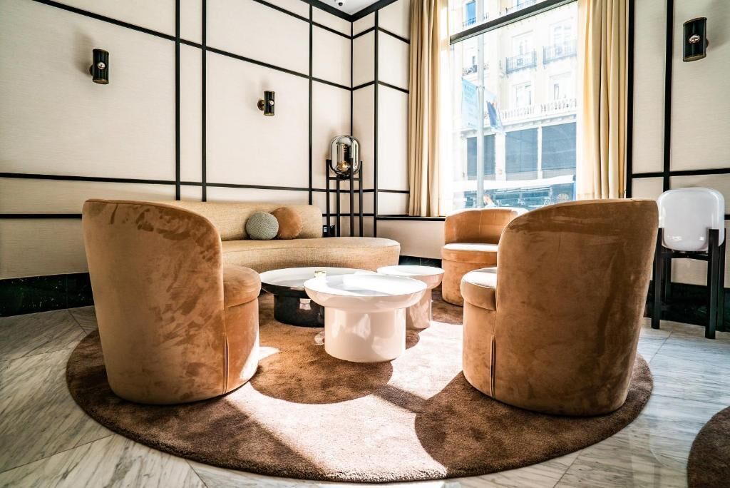 Een smart-tv en een stereo