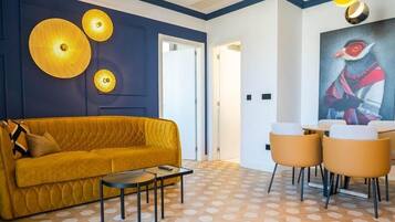 Een smart-tv en een stereo