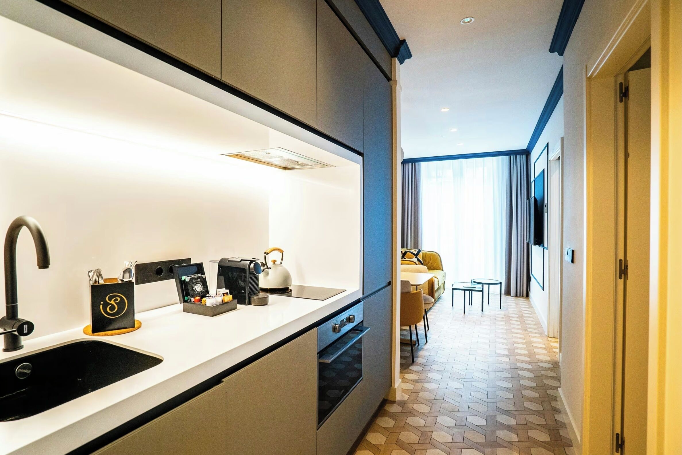 Una cocina moderna con pileta integrada, hervidor de agua y cafetera.
