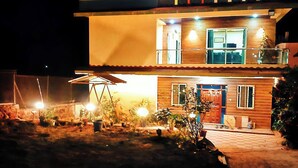 Un bâtiment à deux étages sur lequel on peut lire l’inscription « PAWAN VILLA ».