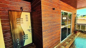 Une chambre moderne avec un mur en bois, une porte-fenêtre coulissante et une armoire intégrée.