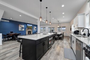 ثلاجة، ميكروويف، فرن، موقد طهي مسطح