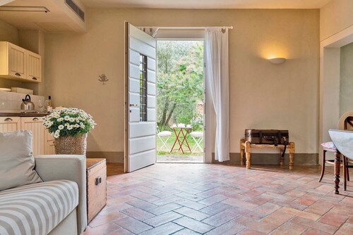 Spacious 10-bedroom villa in awesome Vinci with AC