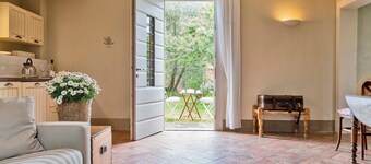 Spacious 10-bedroom villa in awesome Vinci with AC