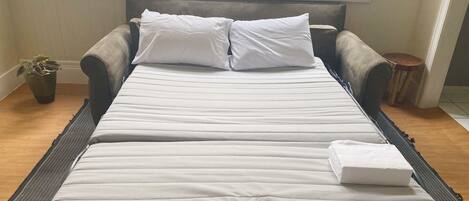 1 habitación, tabla de planchar con plancha, wifi y ropa de cama