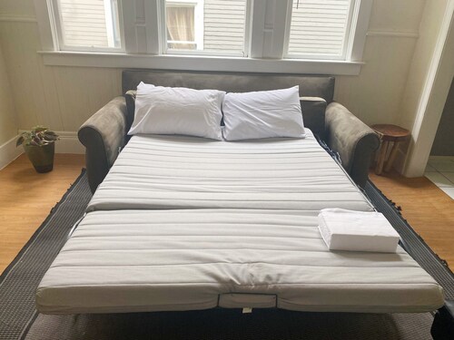 Modern 17th Ave SW Getaway, close Dining & Stampede, Sleeps 5, Yard Firepit