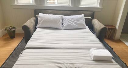 Modern 17th Ave SW Getaway, close Dining & Stampede, Sleeps 5, Yard Firepit