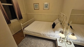 1 غرفة نوم ومكواة/لوح كي وواي فاي وملاءات أسرّة