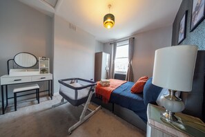 2 عدّة غرف نوم ومكواة/لوح كي وواي فاي مجانًا وملاءات أسرّة