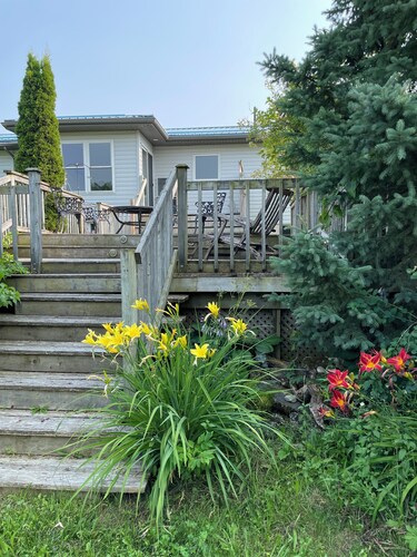 Charming bungalow on 4.5acres, trails, lakes and more near Markdale