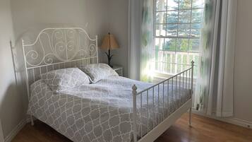 3 bedrooms, desk, bed sheets, wheelchair access