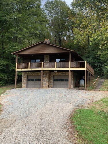 Charming log cabin nestled in the beautiful Andrews, NC.