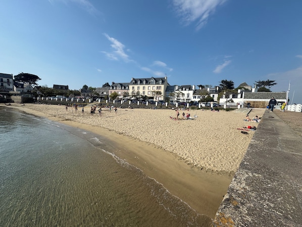 Chaises longues, serviettes de plage