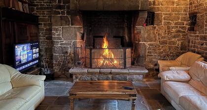 15th century Breton manor house - 4 bedrooms - 3 bathrooms - Wifi - sleeps 8