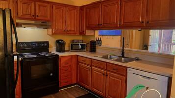 Een koelkast, een magnetron, een kookplaat, een vaatwasser