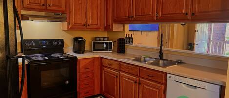 Fridge, microwave, stovetop, dishwasher