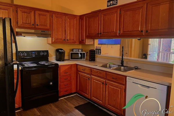 Fridge, microwave, stovetop, dishwasher