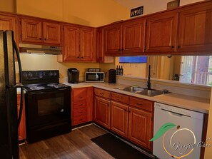 Geladeira, micro-ondas, cooktop, lava-louças