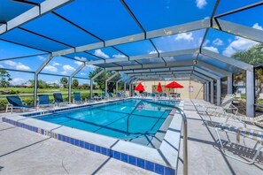 Alberca al aire libre y alberca climatizada