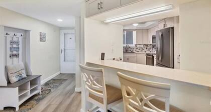 Burnt Store Marina 2 Bed/2 Bath beautiful 2nd Flr condo. Lanai golf course view.