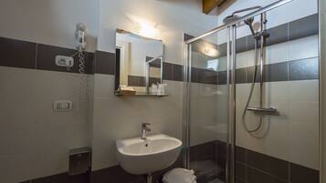 Douche, serviettes fournies, savon, shampoing